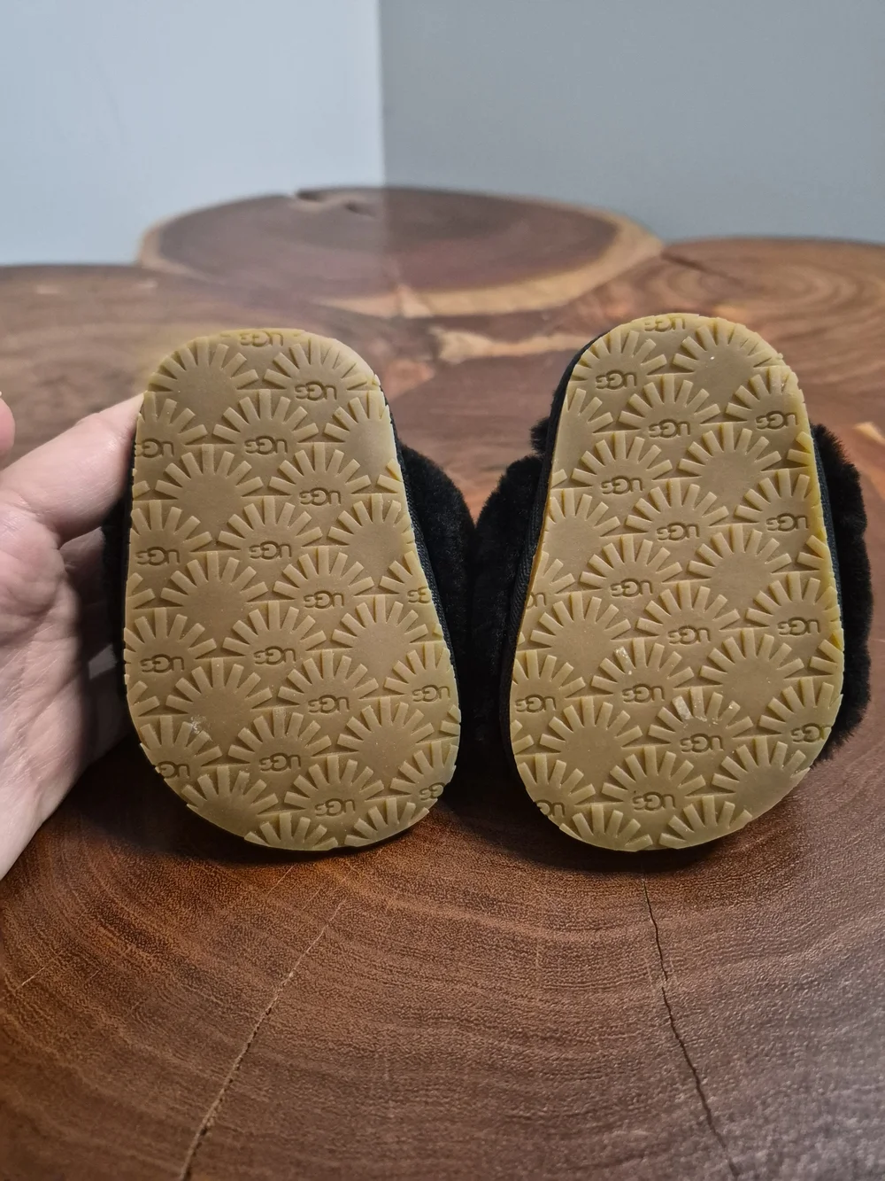 UGG Infant Fluff Yeah Slide Sandals Black - 2/3 S 9-12mo